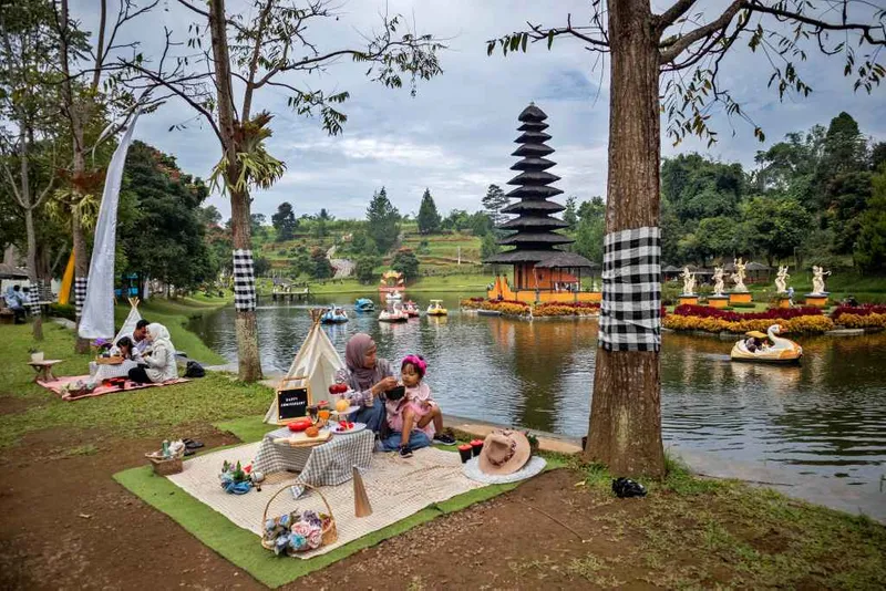 antarafoto-jumlah-kunjungan-wisatawan-di-kabupaten-bandung-barat-1748778437-1