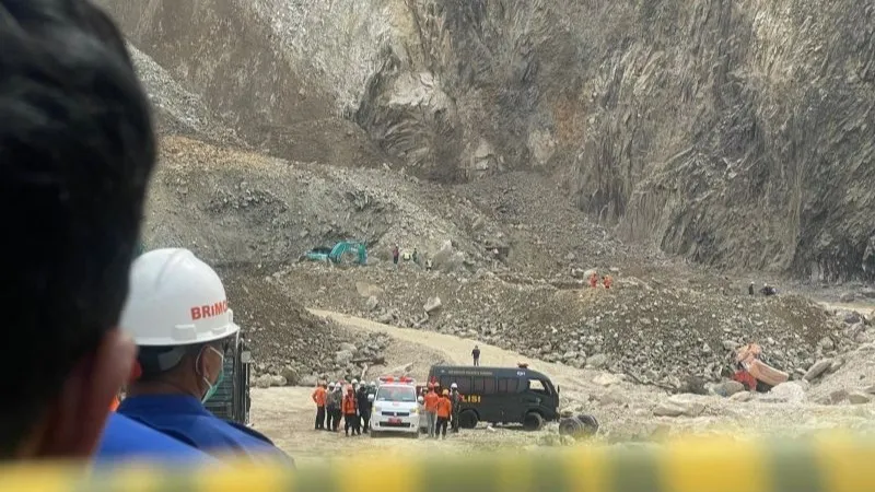 Proses evakuasi korban longsor di Gunung Kuda Cirebon
