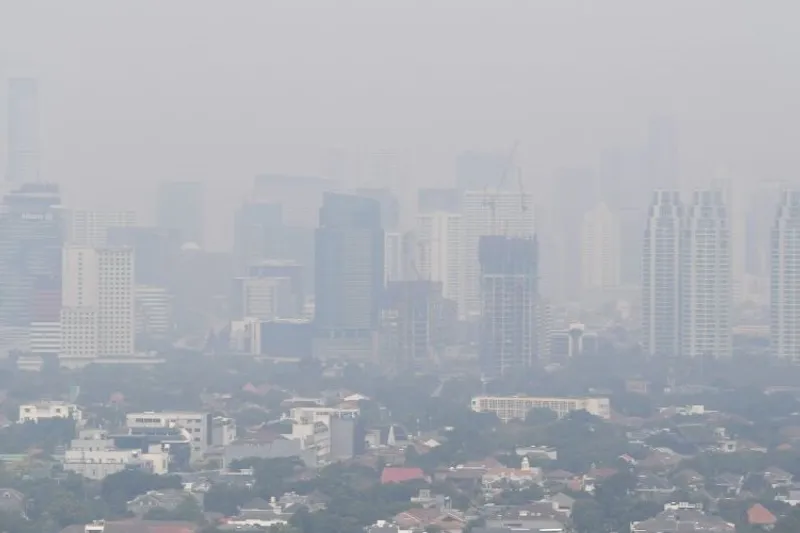 Pemandangan gedung bertingkat yang diselimuti asap polusi di Jakarta
