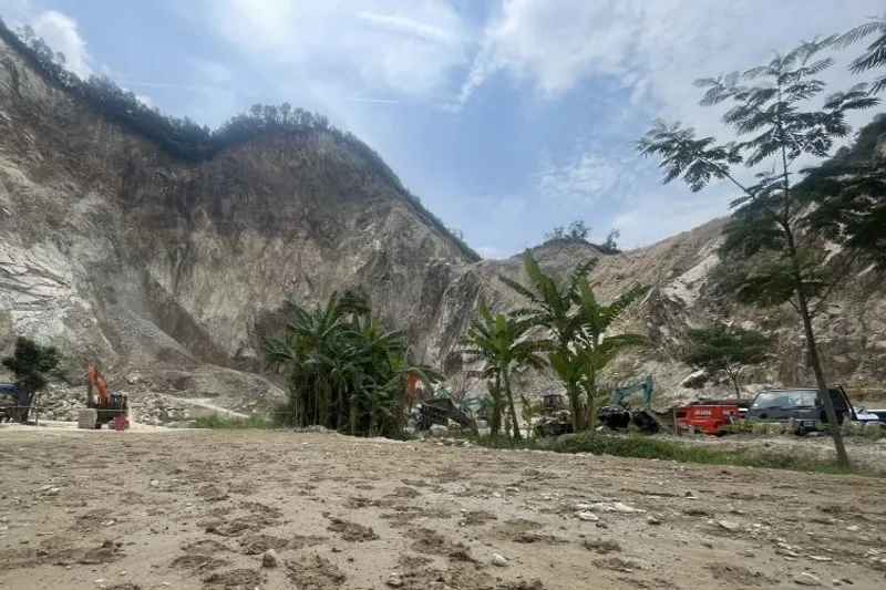 Kondisi area tambang galian C di Gunung Kuda Cirebon