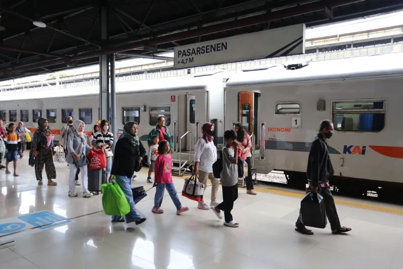 Para pelanggan Kereta Api Indonesia di Stasiun Pasarsenen, Jakarta