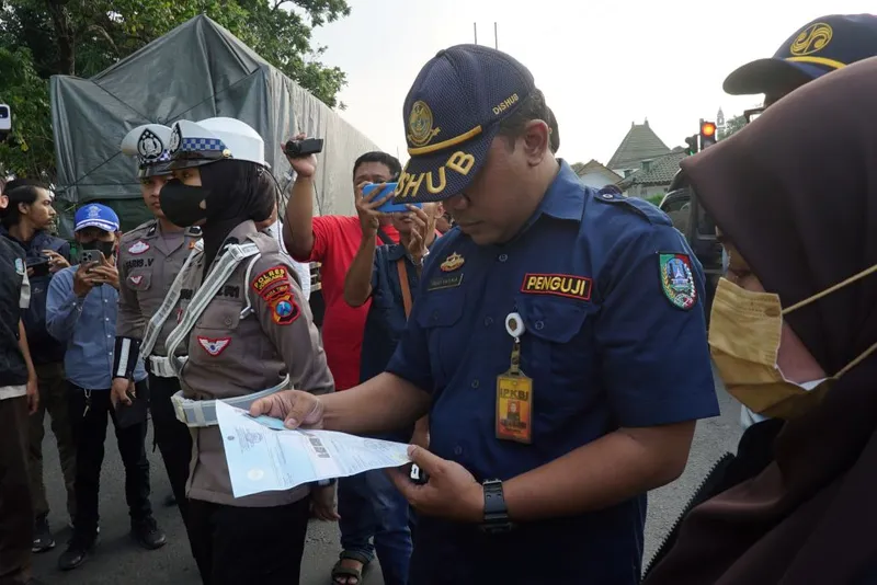 antarafoto-sosialisasi-pelarangan-truk-kelebihan-dimensi-dan-muatan-1749041798-1