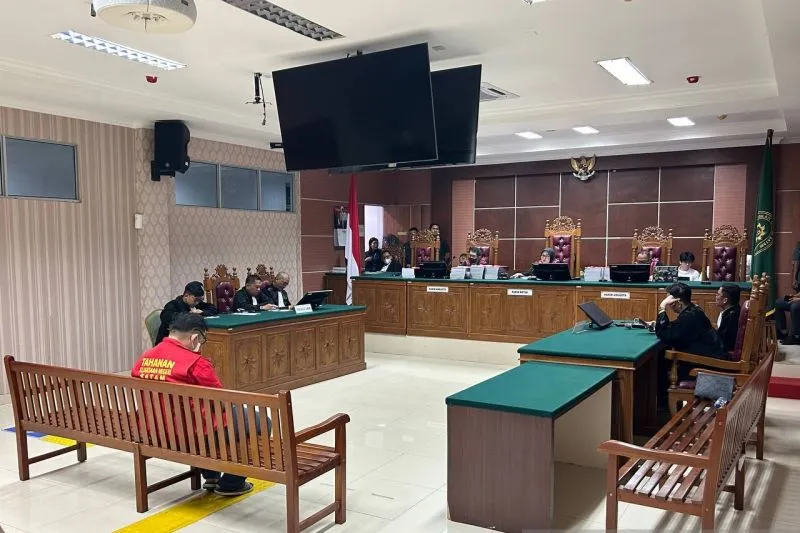 Kompol Satria Nanda mendengarkan putusan majelis hakim di Pengadilan Negeri Batam
