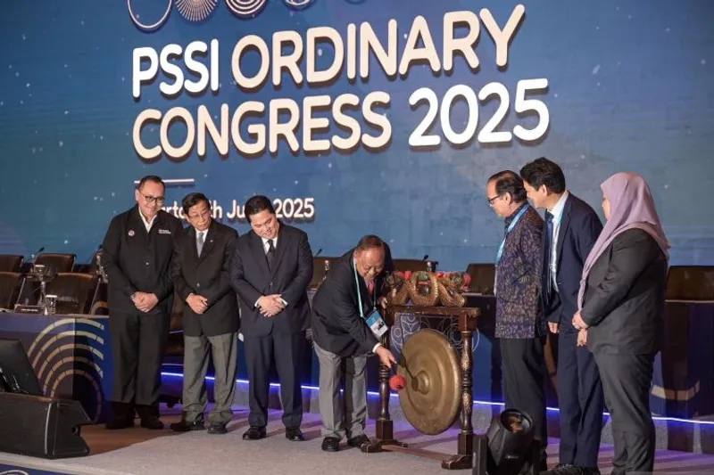 Ketua Umum KONI Marciano Norman (tengah) memukul gong pembukaan Kongres Biasa PSSI 2025