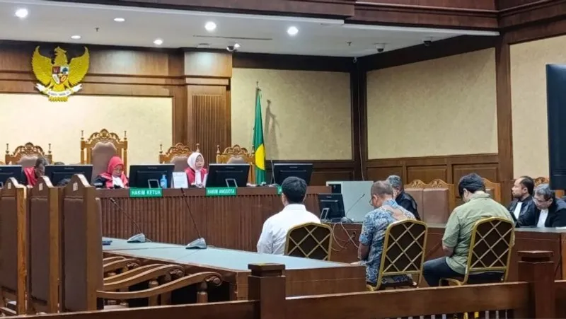 Tiga terdakwa kasus dugaan korupsi pengadaan alat pelindung diri COVID-19