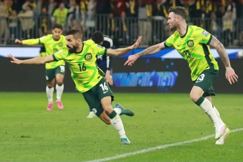 Selebrasi Aziz Behich setelah mencetak gol kemenangan Australia atas Jepang
