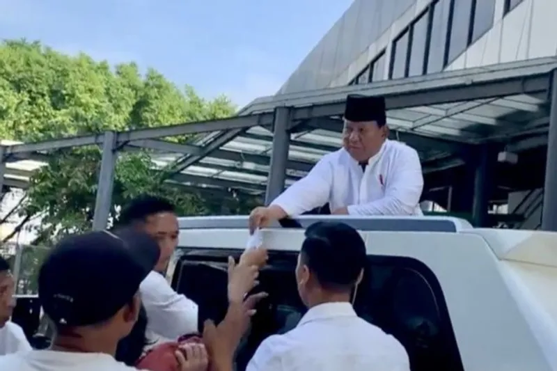 Presiden RI Prabowo Subianto membagi-bagikan amplop THR