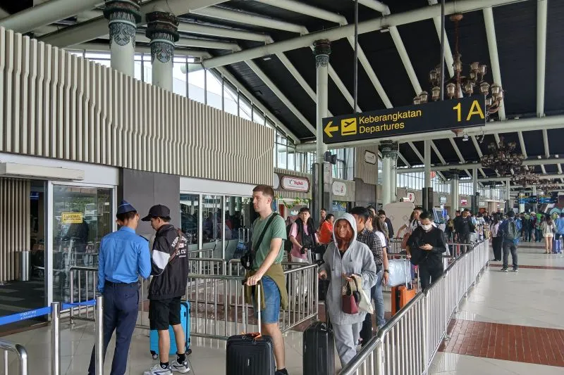 Sejumlah calon penumpang beraktivitas di area Terminal 1 Bandara Internasional Siekarno-Hatta