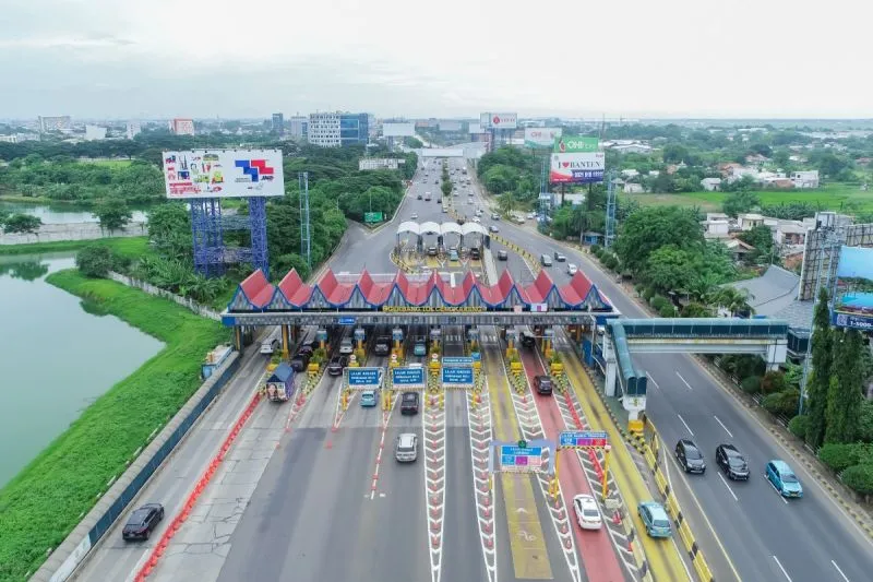 Suasana arus lalu lintas di Gerbang Tol Cengkareng