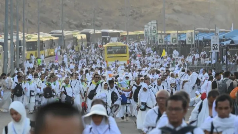 Jamaah haji dari berbagai negara termasuk Indonesia berjalan kaki di Muzdalifah