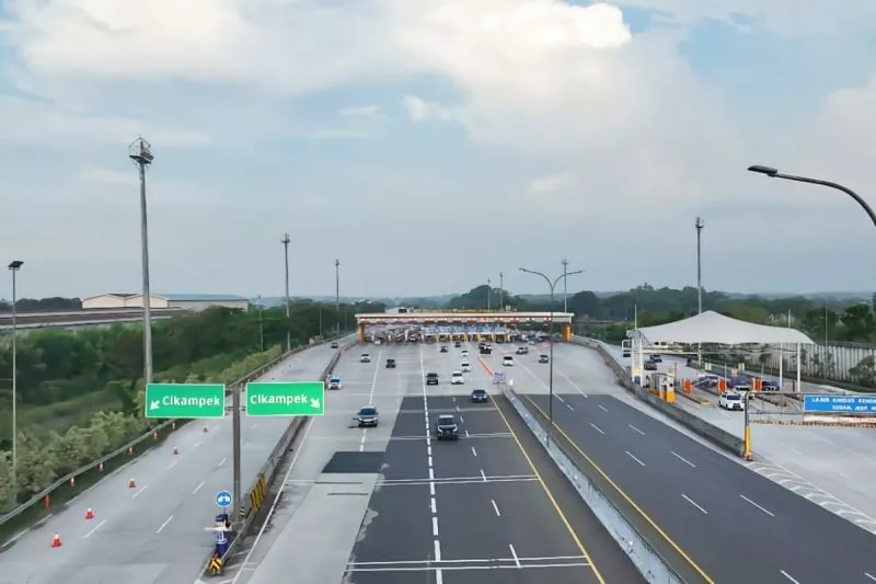 Suasana arus lalu lintas di Gerbang Tol Cikampek Utama