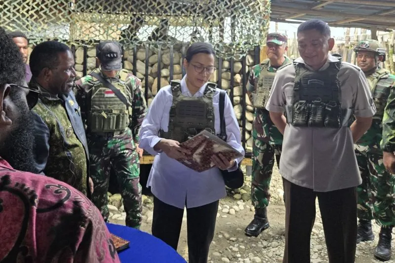 Menteri Keuangan Sri Mulyani Indrawati bersama Menteri Pertahanan Sjafrie Sjamsoeddin