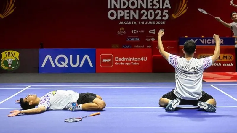 Pebulu tangkis ganda putra Indonesia Sabar Karyaman Gutama (kiri) dan Reza Pahlevi Isfahani (kanan)