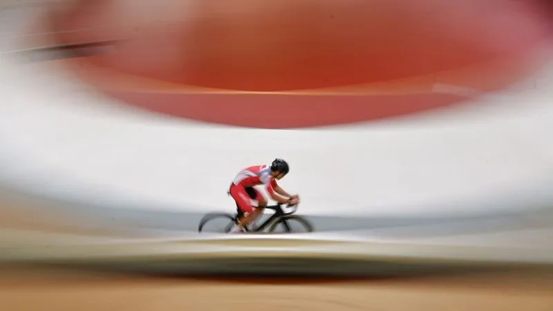 Pesepeda balap Indonesia Bernard Benyamin van Aert memacu sepeda saat berlatih
