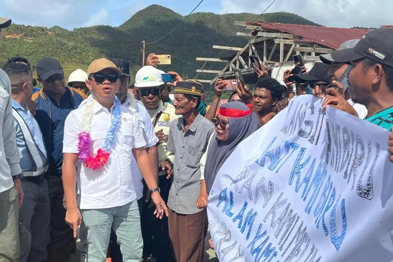 Menteri ESDM Bahlil Lahadalia saat mengecek tambang nikel di Raja Ampat