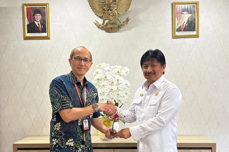 Pelaksana Tugas (Plt.) Direktur Utama Indonesia AirAsia Captain Achmad Sadikin Abdurachman (kiri)