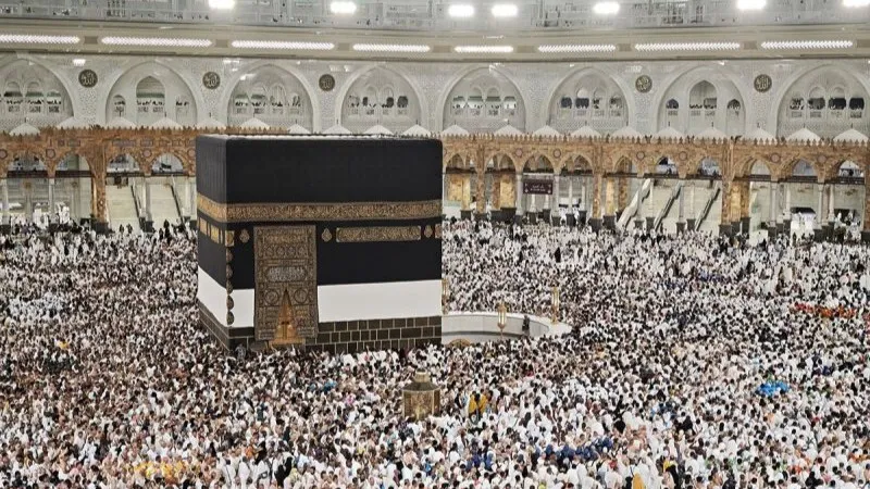 Jamaah calon haji dari berbagai negara melakukan Tawaf di Masjidil Haram, Makkah