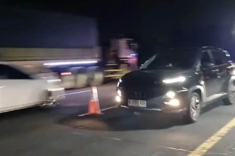 Rekayasa lalu lintas contraflow diberlakukan di Jalan Tol Jakarta-Cikampek arah Jakarta