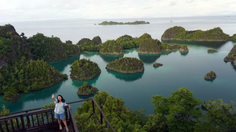 Wisatawan berfoto di puncak Piaynemo Kabupaten Raja Ampat