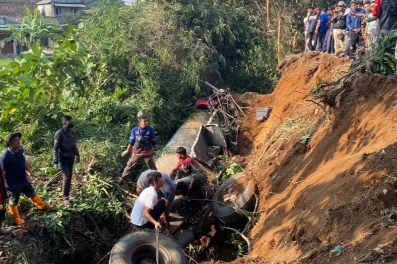 Truk tangki air bersih terjun ke parit di Jalan Raya Cianjur-Sukabumi