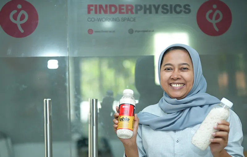 Camellia Panatarani, tim peneliti Finder Unpad yang mengembangkan “Finder Biodegradable Plastic” terobosan plastik ramah lingkungan yang dapat terurai secara alami. (Foto:Dadan Triawan/Unpad)