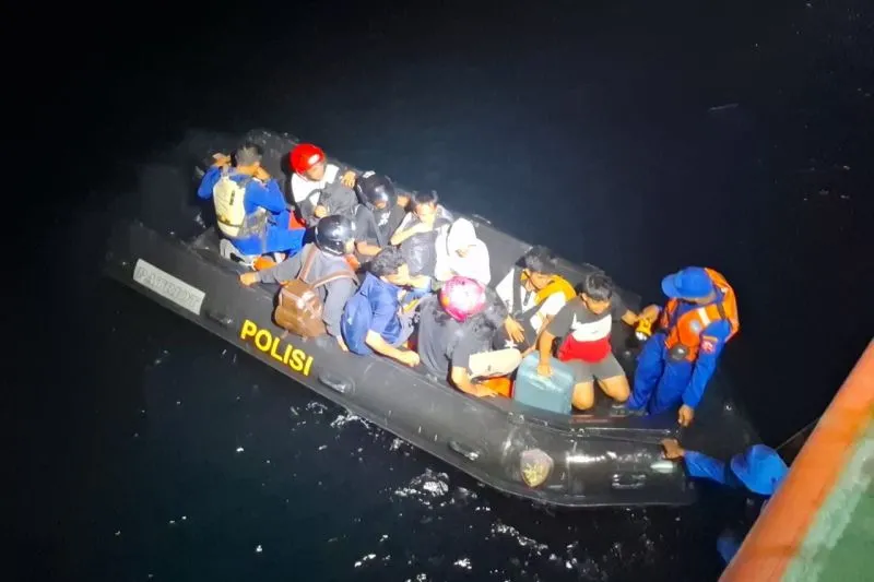 Tim SAR Gabungan melakukan evakuasi penumpang kapal kandas di perairan konawe