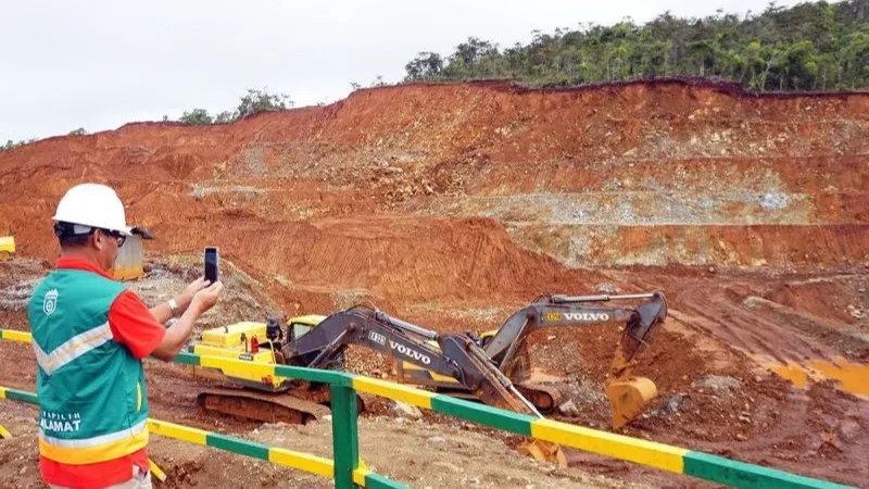 Lokasi terbuka penambangan nikel yang sementara berhenti beroperasi di Pulau Gag