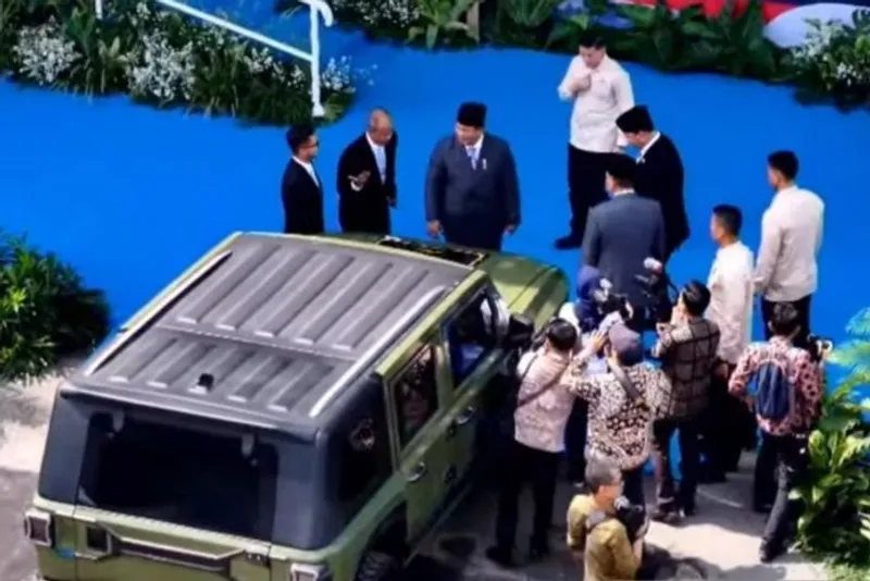 Presiden Prabowo Subianto meluncurkan Pandu kendaraan taktis listrik MV3 EV buatan Pindad