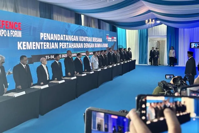 Prabowo Subianto menyaksikan penandatanganan 27 MoU senilai Rp33 triliun di Indo Defence