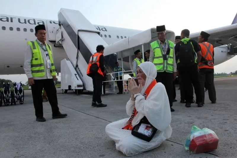Jamaah haji kloter pertama debarkasi Medan berdoa setibanya di Bandara Internasional Kualanamu