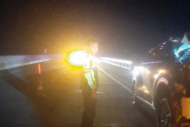 Polisi mengevakuasi kendaraan korban di jalur tol Pasuruan-Probolinggo