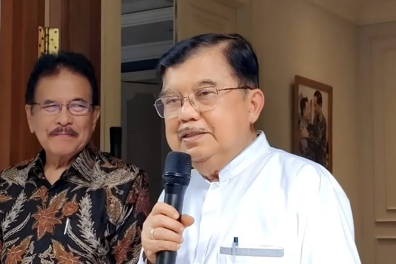 Mantan Wakil Presiden RI, Jusuf Kalla, berbicara dengan awak media di Jakarta