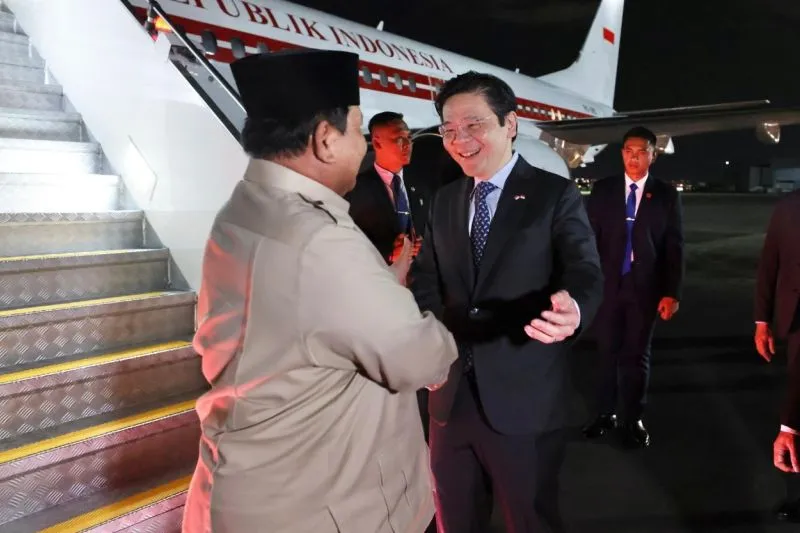 Presiden RI Prabowo Subianto (kiri) menyalami Perdana Menteri Singapura Lawrence Wong