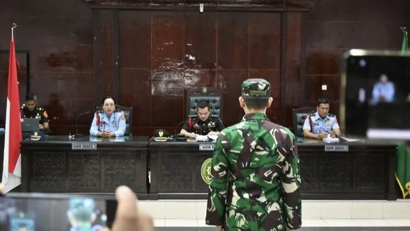 Terdakwa Kelasi Satu Jumran terdakwa pembunuh jurnalis berdiri di hadapan majelis hakim