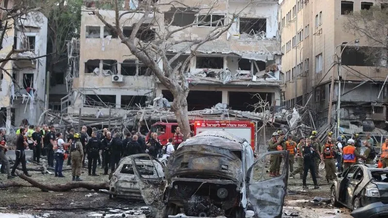 Pasukan keamanan dan penyelamat Israel bekerja di lokasi serangan rudal dari Iran di Tel Aviv Israel