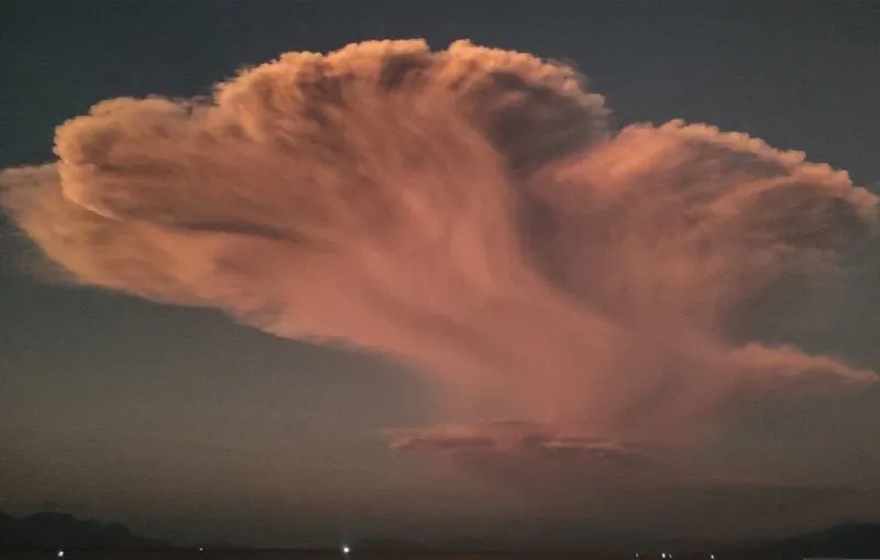 Erupsi Gunung Lewotobi Laki-laki teramati dari Pantai Wairotang