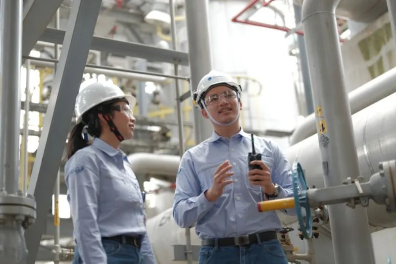 Dua orang pekerja di pabrik petrokimia milik Chandra Asri Group