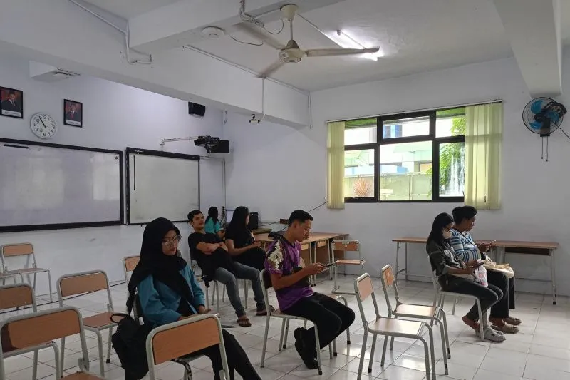 Wali murid mengunjungi posko pelayanan Sistem Penerimaan Murid Baru (SPMB) di Jakarta Timur