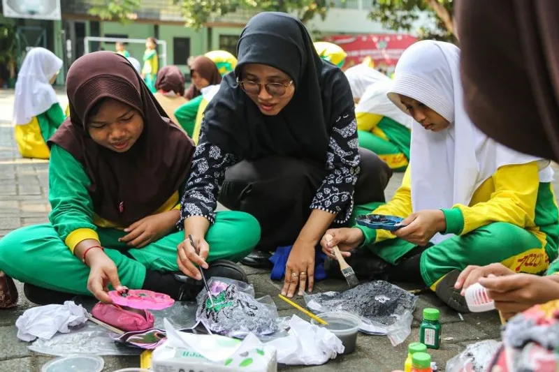Seorang guru yang merupakan Aparatur Negara Sipil (ASN) berinteraksi dengan siswa