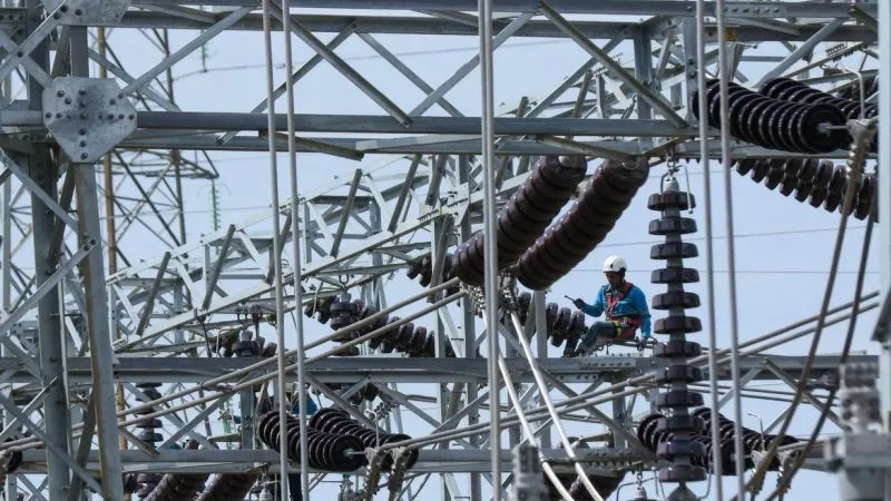 Pekerja menyelesaikan pembangunan Gardu Induk Tegangan Ekstra Tinggi (GITET) 500 Kv