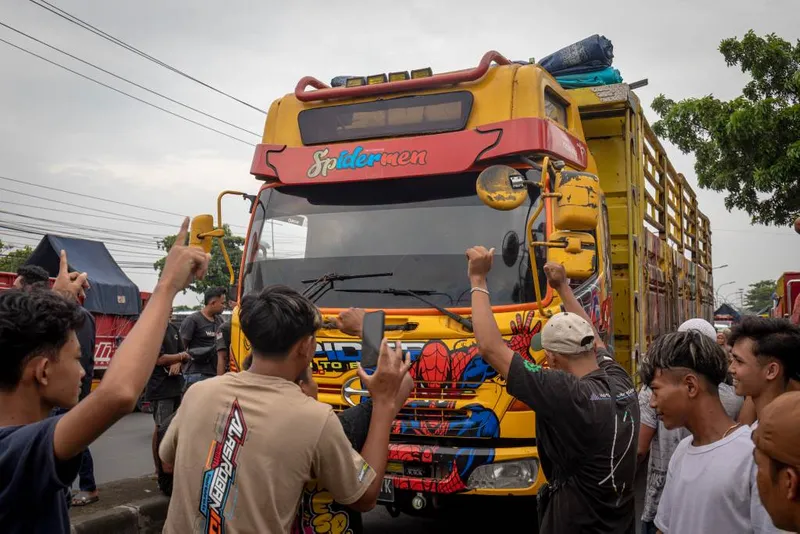 antarafoto-sopir-truk-sikapi-aturan-over-dimension-over-load-1750339096-1
