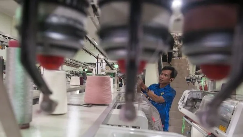 Pekerja menyelesaikan produksi pakaian di kawasan Sentra Industri Rajut Binong Jati