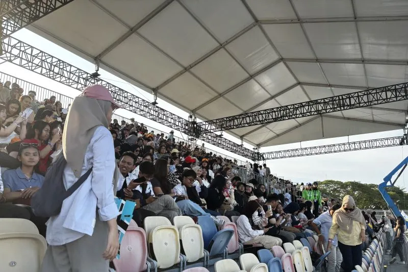 penonton yang mulai memenuhi tribun untuk melihat sesi latihan bebas 1 Jakarta E-prix 2025 