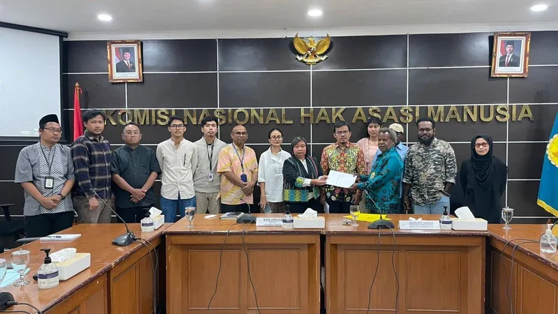 Theo Hesegem (Yayasan Keadilan dan Keutuhan Manusia Papua)