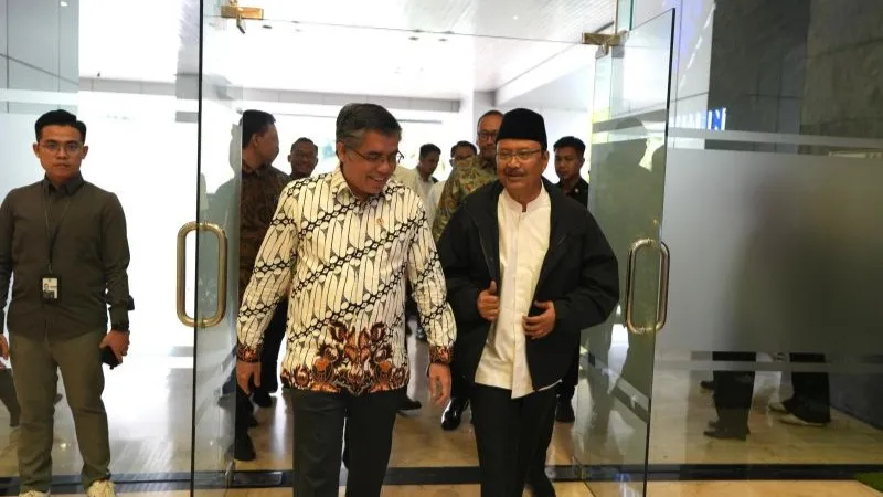 Menteri Sosial, Saifullah Yusuf (kanan) dan Menteri Tenaga Kerja, Yassierli (kiri)