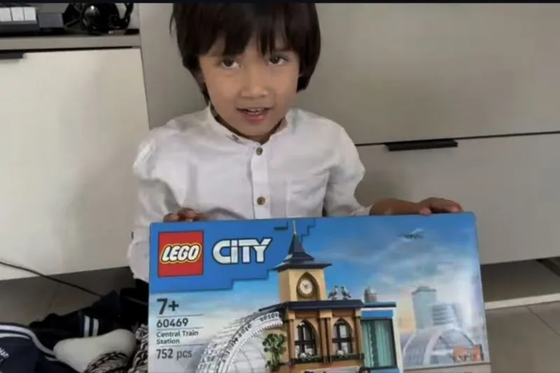 Evgeny Fedorov (Zhenya) memperlihatkan mainan Lego pemberian Presiden Prabowo Subianto
