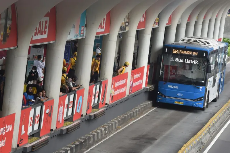 antarafoto-tarif-satu-rupiah-layanan-transportasi-publik-di-hut-jakarta-17505992