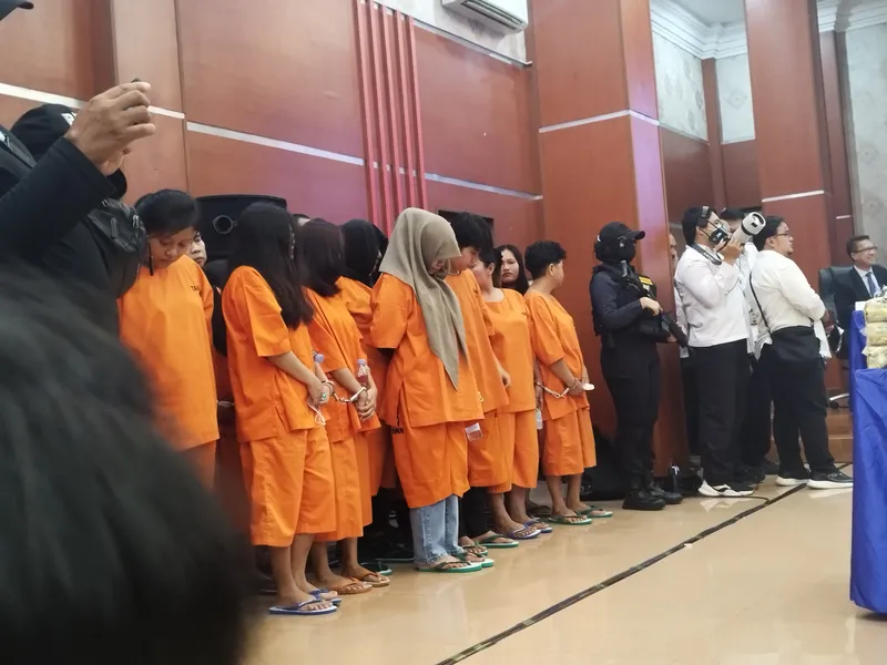 Puluhan tersangka kurir narkoba yang dihadirkan ke publik saat konferensi pers