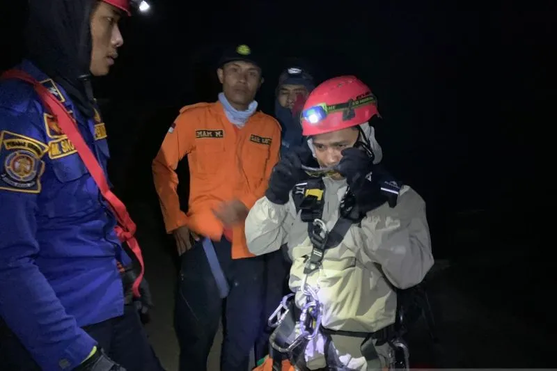 Petugas tim SAR mengenakan peralatan pengaman menelusuri areal Cemara Tunggal Gunung Rinjani