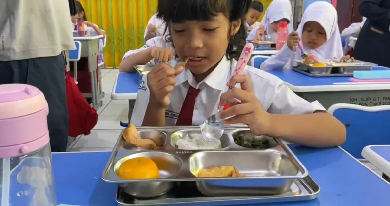 di SDN 07 Pagi Slipi Jakarta Barat sedang menyantap makanan program makanan bergizi gratis